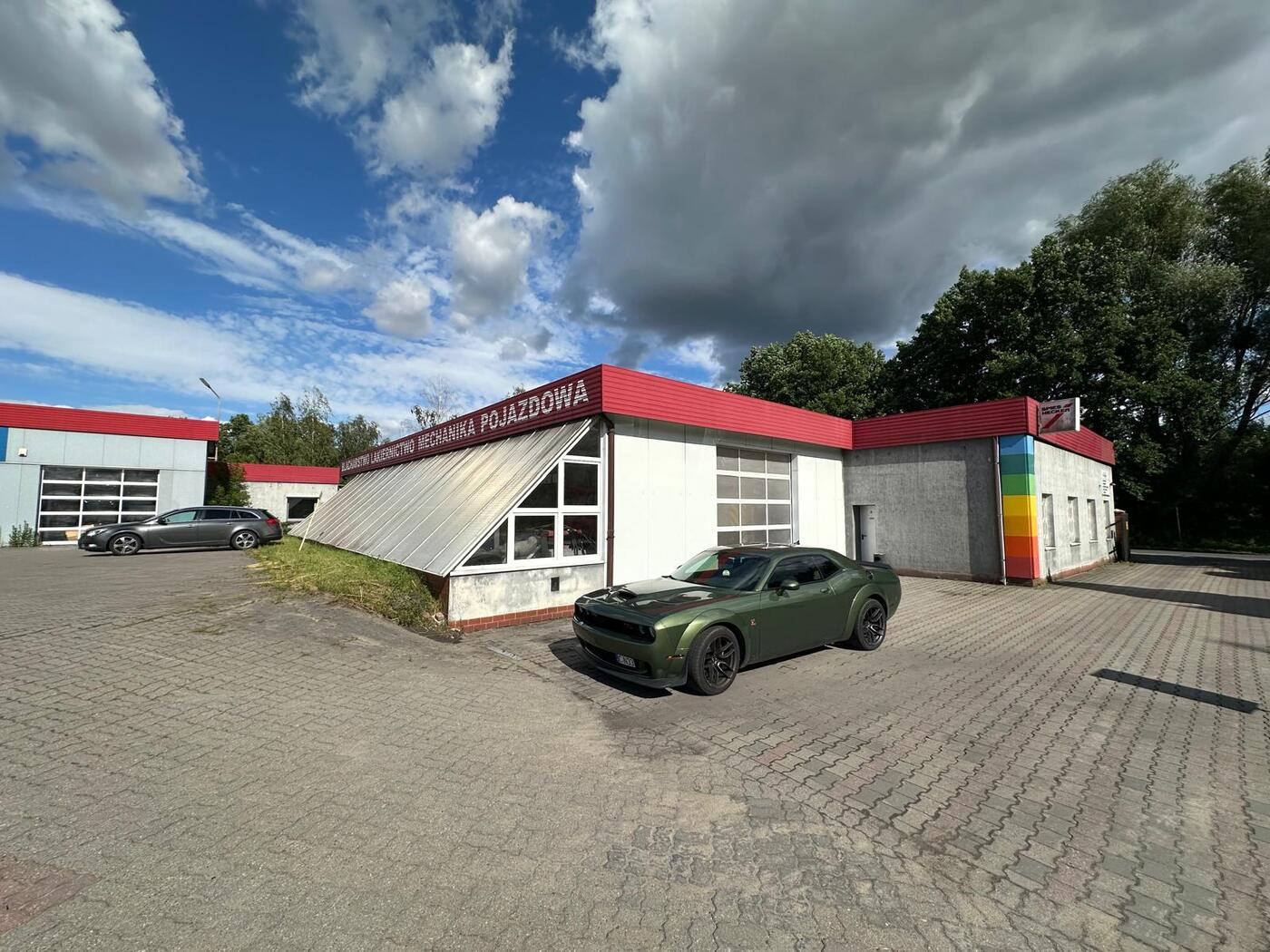 Mechanik wykonujący naprawę samochodu w serwisie auto-mar SERWIS w Papowie Toruńskim.